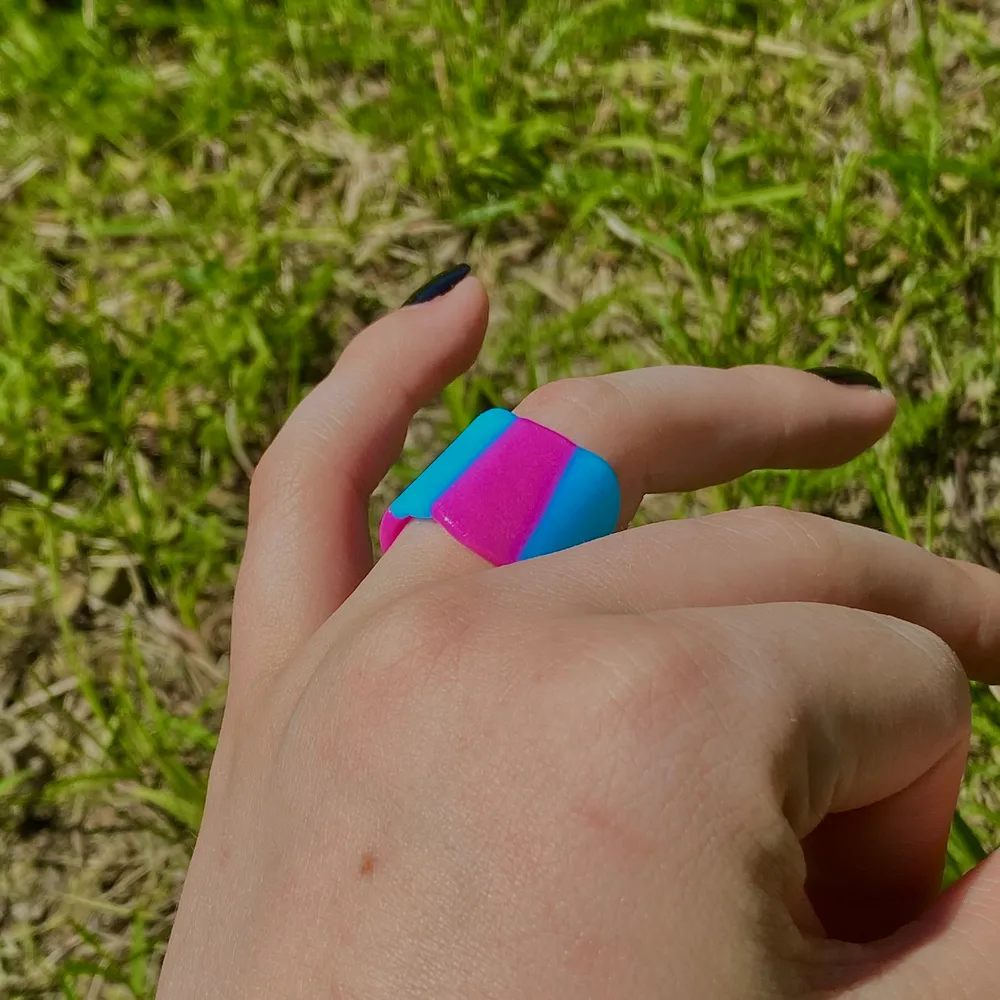 En jätte fin ring i blott och rosa, den är söt och passar till det mesta! Den är hemmagjord🤍. Övrigt.