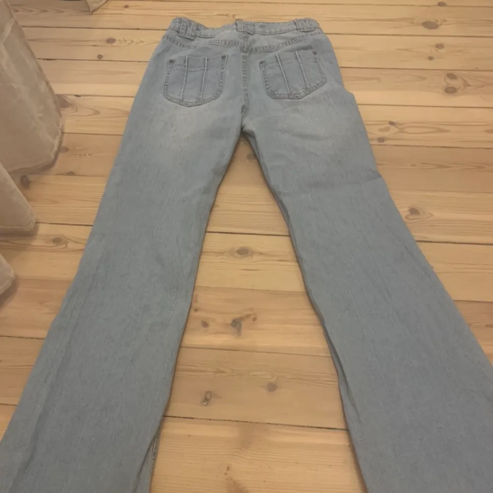 Coola vintage bootcut jeans som tyvärr blivit förstora för mig. Skulle säga att de passar någon som brukar bära s/m eller 27-28 i midjan. Även ca 5cm förlånga för mig som är 166. Jeans & Byxor.