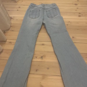 Vintege bootcut  - Coola vintage bootcut jeans som tyvärr blivit förstora för mig. Skulle säga att de passar någon som brukar bära s/m eller 27-28 i midjan. Även ca 5cm förlånga för mig som är 166