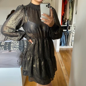 Klänning från Gina Tricot  - Klänning från Gina Tricot. Använd 1 gång. 