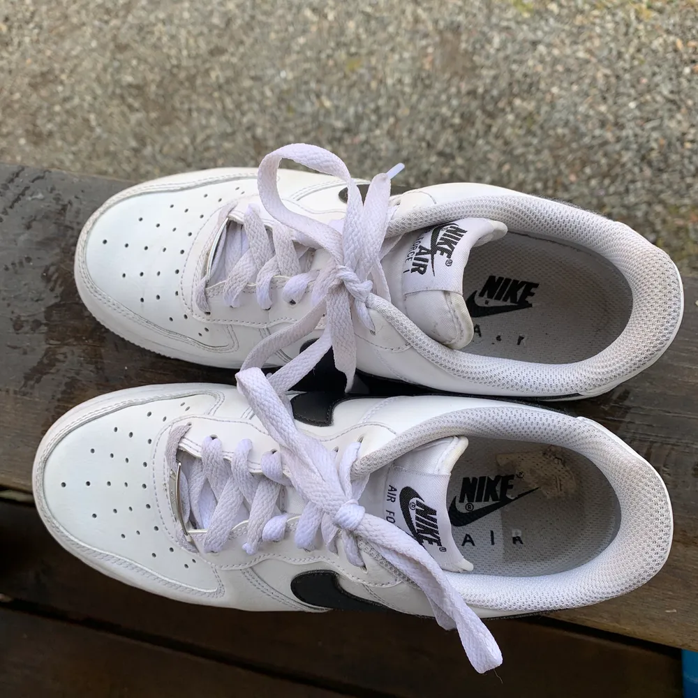 Nike Air Force i storlek 38,5. Dom köptes förra sommaren men har används väldigt få gånger pga inte riktigt min stil. Dom är nästan som nya, förutom inuti vänstersko där jag drog av en klisterlapp som lämnade ett märke. Nypris är ca 1200kr (om jag inte minns helt fel). . Skor.