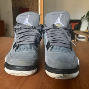 Jordan 4 Smoke Grey - Säljer nu mina fina Jordan 4or för att de känns lite små, kan såklart erbjuda att tvätta dom. De är storlek 42 och går i nuläget på StockX för 481$.