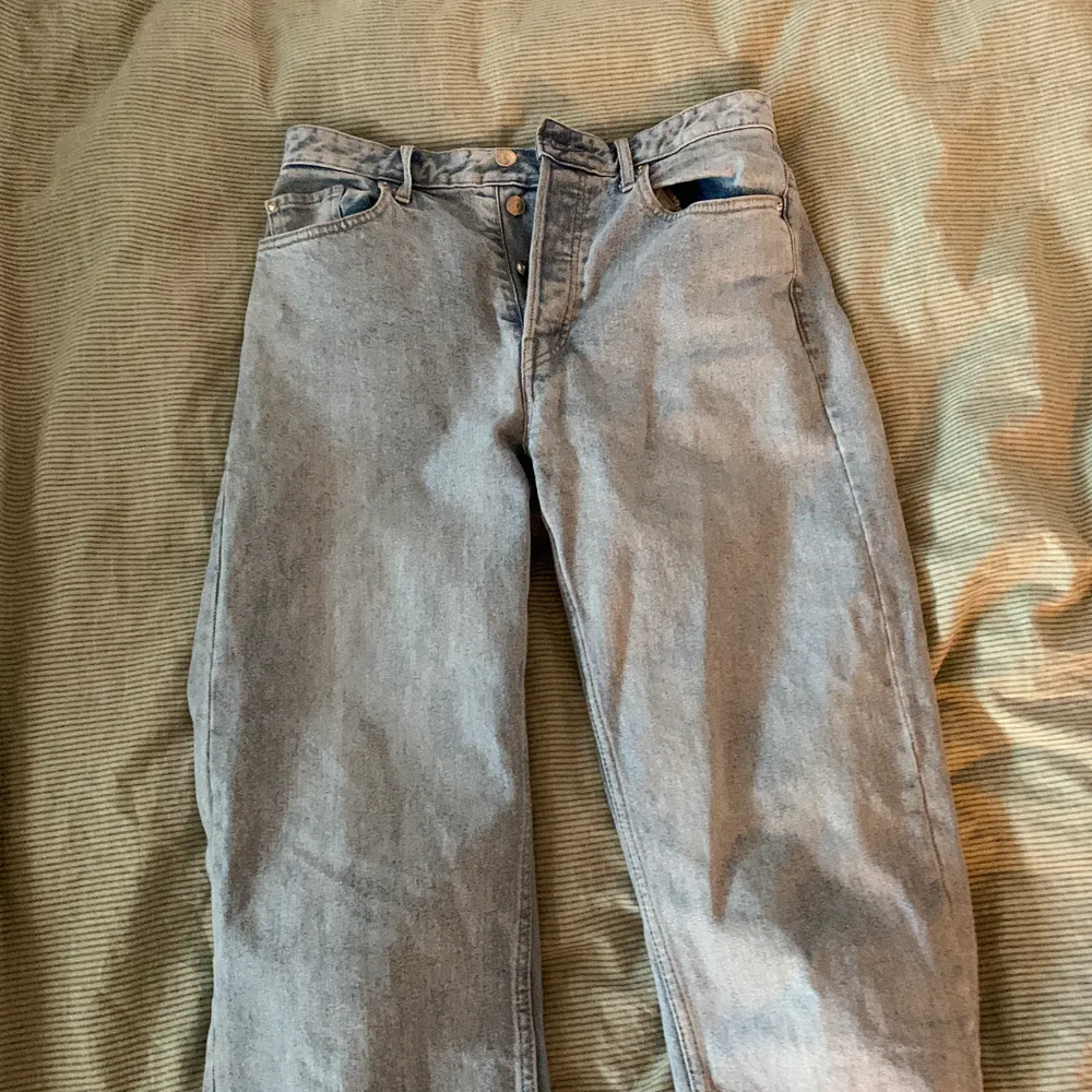 Blåa jeans som är en  modell som slutar lite kortare. Köpta på hm i storlek 36. Väldigt bra skick, säljer för dem inte kommer till användning. . Jeans & Byxor.