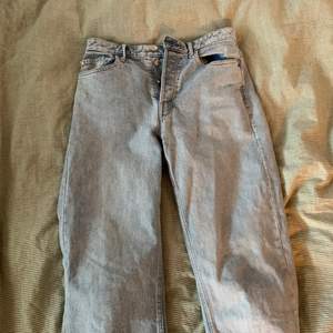 Blåa jeans som är en  modell som slutar lite kortare. Köpta på hm i storlek 36. Väldigt bra skick, säljer för dem inte kommer till användning. 