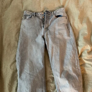 Jättefina jeans  - Blåa jeans som är en  modell som slutar lite kortare. Köpta på hm i storlek 36. Väldigt bra skick, säljer för dem inte kommer till användning. 
