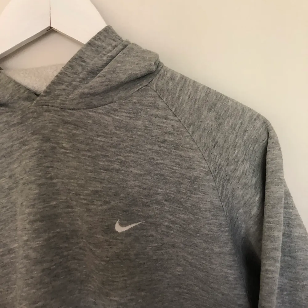En essentiell hoodie från Nike med klassiska swoosh loggan. Tröjan är i fint skick och är väldigt mysig. En perfekt hoodie inför våren.Tröjan är i storlek XLarge men passar som en Medium.. Tröjor & Koftor.