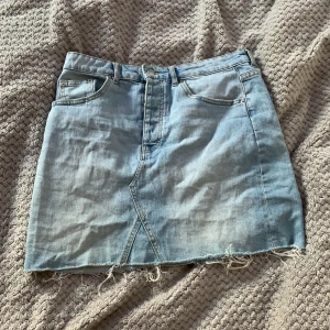 Gina Jeans Kjol  - As snygg kjol från Gina! För stor därför säljs denna:/ Jätte fin till en vit topp eller liknande 