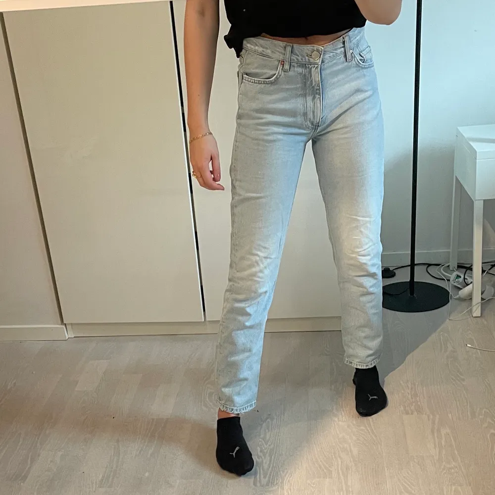 Super fina nya straight jeans från bikbok! Storlek 27, skulle säga S/M! Nypris 600kr men jag säljer för 100kr, pris kan diskuteras!💖. Jeans & Byxor.
