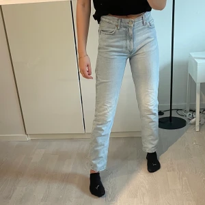 Bikbok jeans ljusa - Super fina nya straight jeans från bikbok! Storlek 27, skulle säga S/M! Nypris 600kr men jag säljer för 100kr, pris kan diskuteras!💖