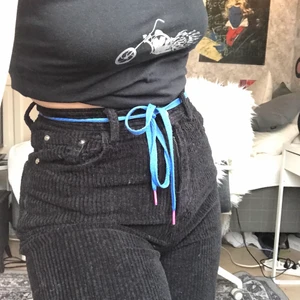 Svarta manchester byxor - Raka o högmidjade Manchester byxor i färgen svart. Skit snygga men tyvärr för långa för mig (är ungefär 160 cm). Knappt använda men är ifrån second hand, men är fortfarande i bra skick.