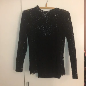 Spets tröja Strl M - Spets tröja med dragkedja bak använd en nyår, från H&M. Köpare står för frakt 