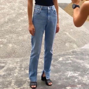 jeans  - snyggaste jeansen från nicki studios x gina tricot!!! I jättebra skick. Jag på sista bilden är 169 men passar både längre och kortare💞 köpta för 600kr och finns inte att köpa längre!! FRAKTEN INGÅR! 