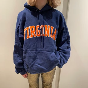 Vintage tröja - Super snygg trendig hoodie med Virginia tryck! Uppskattad storlek L-XL. Buda i kommentarerna! Startpris:100kr 