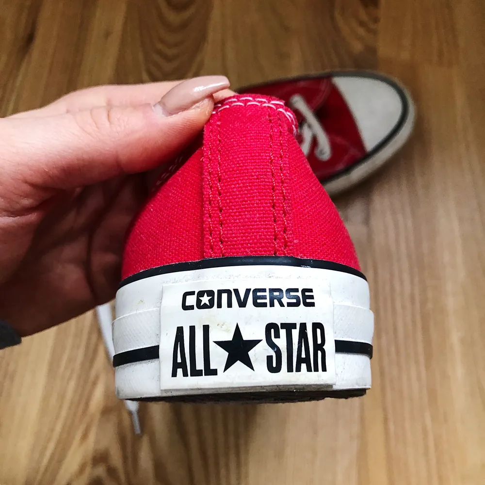 Låga, röda Converse i storlek 38. Använda endast en gång. Säljes på grund av att de bara står i skogarderoben.... Skor.