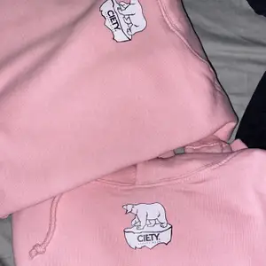 Våra hoodies finns nu också i baby pink i storlek S och M! Förbeställ din tröja hos oss här så säkrar du just din⚡️💕⚡️