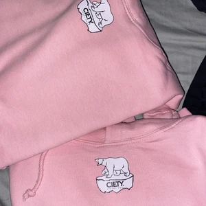 CIETY UF - Våra hoodies finns nu också i baby pink i storlek S och M! Förbeställ din tröja hos oss här så säkrar du just din⚡️💕⚡️