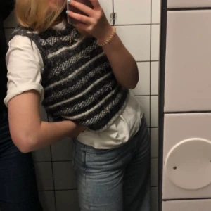 Stickad väst från Zara❣️😚 - Säljer min jättefina väst från zara som köptes för 1 års sen för runt 350 kr! Finns fler bilder. Säljer för 150kr men priset kan diskuteras. Möts upp i Stockholm annars står köparen för frakt😚⭐️🥰