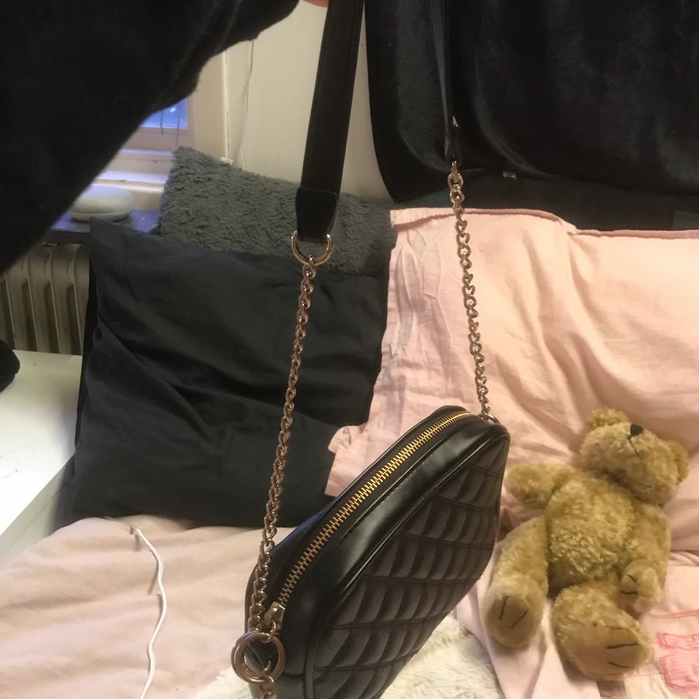 hittade min gamla axelväska från H&M och tänkte kolla om det går att sälja den kanske?❤️🥰 köpte den för ungefär 2 år sedan för 149kr! har justerat längden själv och därför har den några defekter på kedjan, men inget märkvärdigt!!💓👍🏼 kontakta mig vid intresse!💓❤️. Väskor.