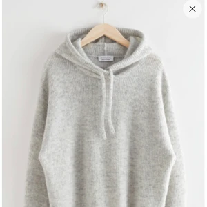Hoodie - Så skönt och fin stickad hoodie från &other stories (slutsåld), min har börjat bli lite nopprig men inget som man tänker på, så fin och skön verkligen! Hör av er privat vid frågor 