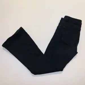 Widea svarta jeans, använda ca 4 gånger och de är i riktigt bra skick! Säljer då de är lite för tighta runt min mage! 