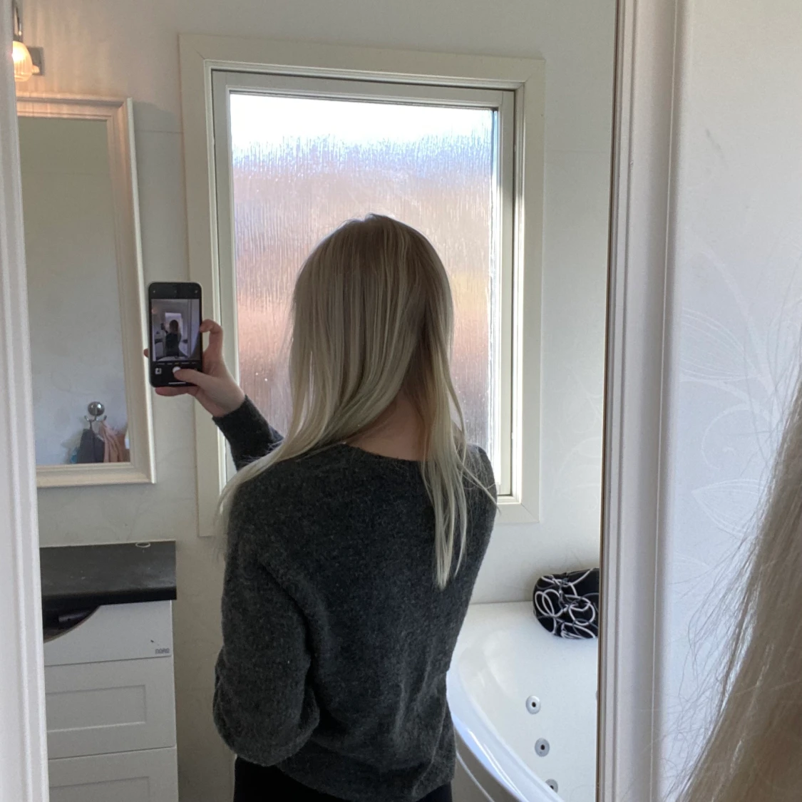 En mjuk mörkgrå tröja - 91