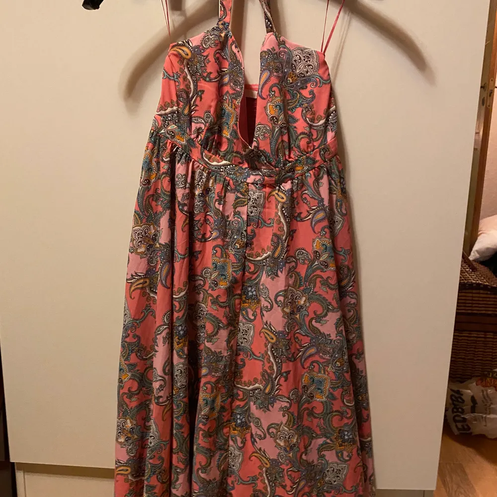 Jag köpte en jättevacker klänning i för liten storlek, annars hade jag behållt den! Säljes för 70kr, frakt tillkommer ❤️. Klänningar.