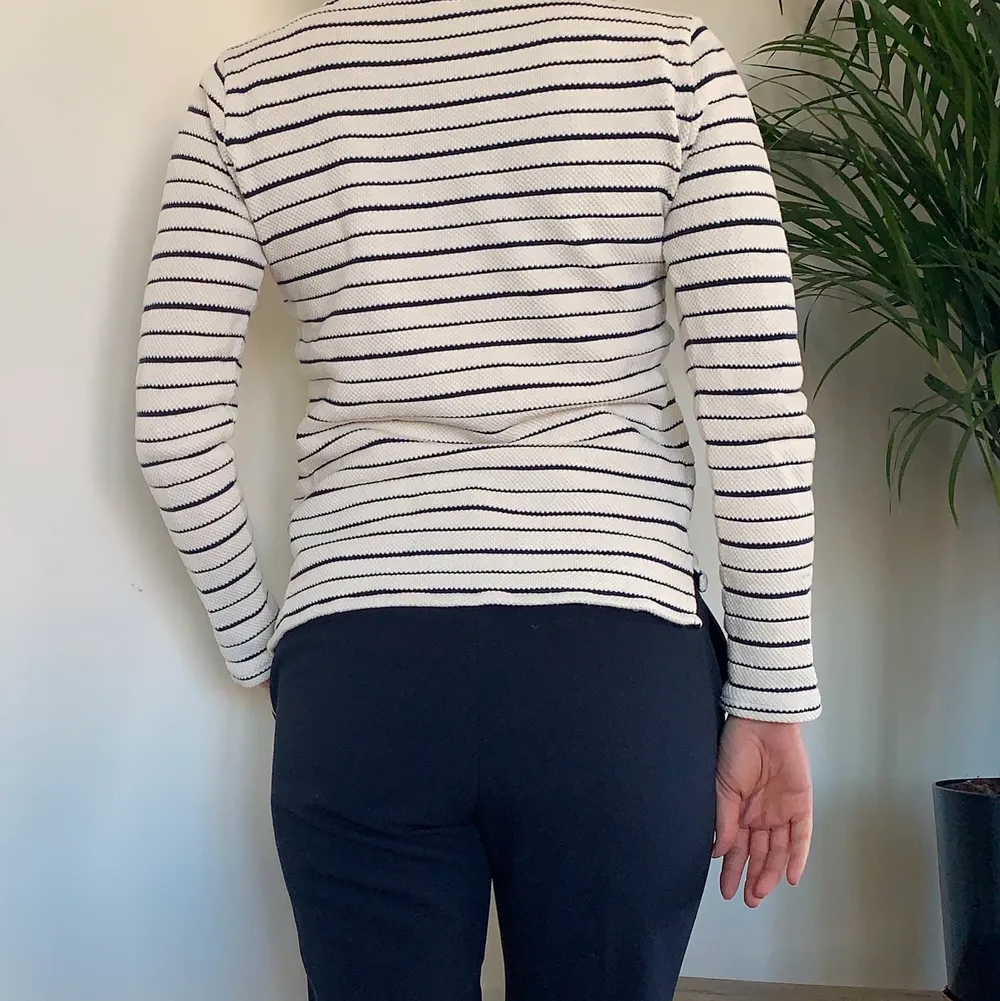 Vit/Biege stickad tröja från Massimo Dutti. Angiven storlek XS men passar bra på mig som brukar ha S eller 36. . Tröjor & Koftor.