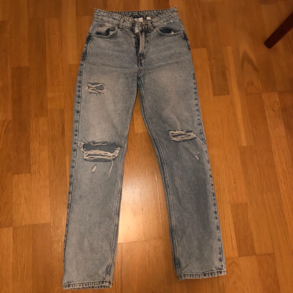 Blåa jeans, från ASOS, fint skick, perfekt längd för mig (162 cm), passar XS, S, köpare står för frakt!🥰. Jeans & Byxor.