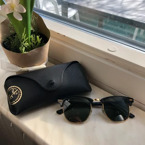 Ray-ban solglasögon  - Ray-ban solglasögon köpta för 1000kr. Modellen ”clubmaster”. Helt nyskick. Finns tillbehör: rengöringsduk och äkthetspapper i förpackningen som är oöppnade. Inga repor eller skador! 🕶✨