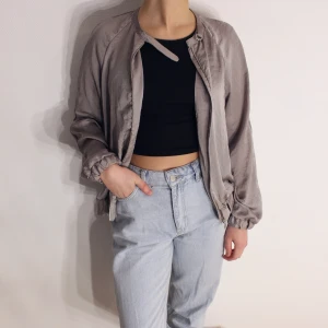 Tunn bomber jacka💕 - Tunn bomber från Zara 💕.                                Storlek: S  Direkt pris: 50kr (Alla bud är välkomna) Köpare står för frakten (Du bestämmer vilket paket så länge det uppfyller vikt och storleks kraven)