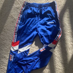 Adidas mjukisbyxor (storlek L)  - Herrbyxor, har storlek M men sitter tight på mig (för XS/S blir dom oversized)  Knappt använda.   Köpta på SNS✨