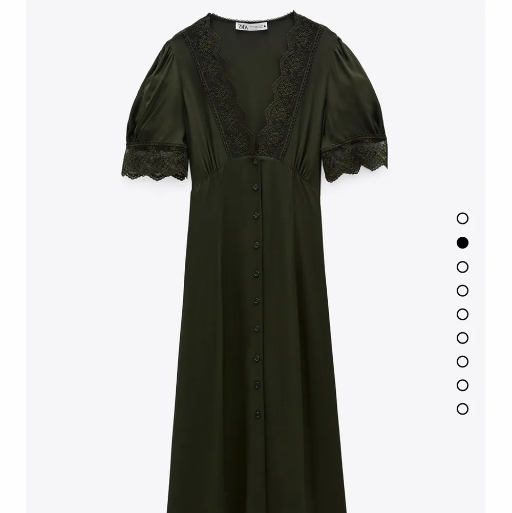 Säljer denna super fina zara klänning, helt oanvänd med prislappen kvar 🕺🏻💜. Klänningar.