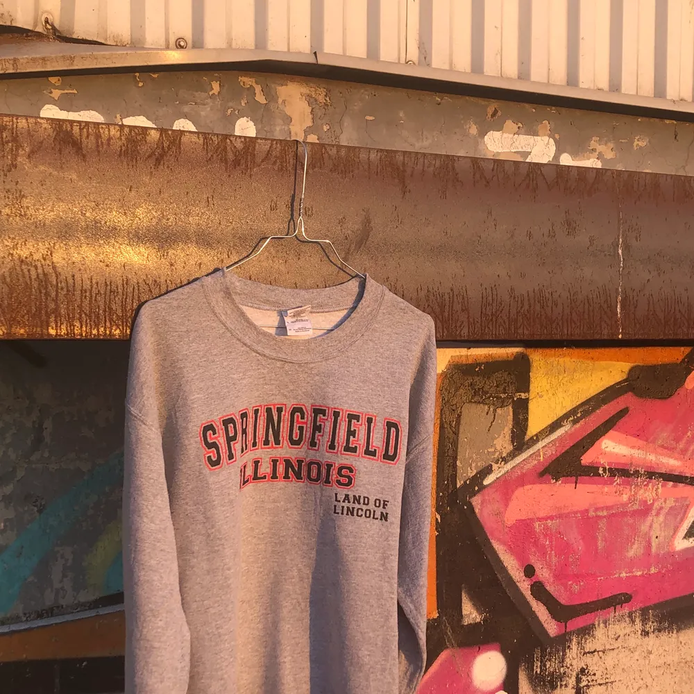 Vintage college sweatshirt från Springfield University, Illinois. Tröjan skulle jag uppskatta är från tidigt 2000-talet och i bra vintage skick. Den är något nopprig men det är inget som stör. Tröjan är M men passar något mindre. Det är bara att skriva om du undrar något, läs gärna bio innan dock! 🌱❤️✌🏻. Tröjor & Koftor.