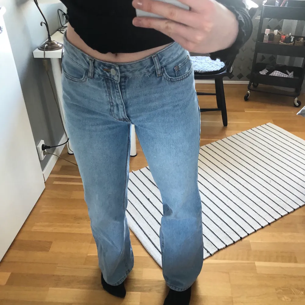 Midwaist jeans med cool detalj. Köpta second hand och passar mig som vanligtvis bär 38/M (är 175 cm lång). Färgen är lite ljusare i verkligheten. Säljer då dom inte kommer till användning. 💗. Jeans & Byxor.