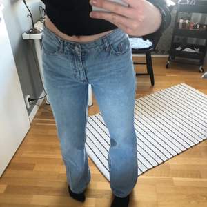 Midwaist jeans med cool detalj. Köpta second hand och passar mig som vanligtvis bär 38/M (är 175 cm lång). Färgen är lite ljusare i verkligheten. Säljer då dom inte kommer till användning. 💗