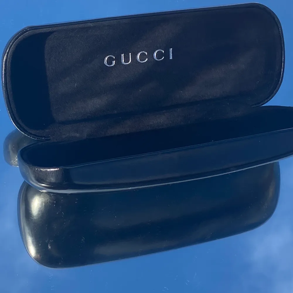Vintage Gucci Glasögon från 1995. De är äkta och är i mycket bra skick! De är i original box med original glasögonduk. Priset kan diskuteras och ni kan buda i kommentarerna, priset börjar på 1000kr. Original pris är runt 3000. Om fler bilder önskas så kan ni skriva privat. Köparen står för frakt. . Accessoarer.