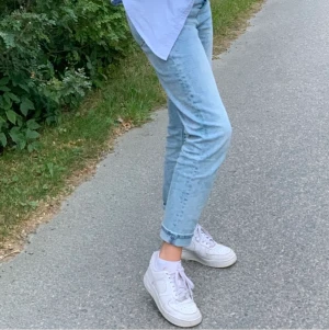 Fina ljusa momjeans - Ljusa momjeans från Carin Wester i stl 36. Jag är 167 och har upprullade på bilden. 