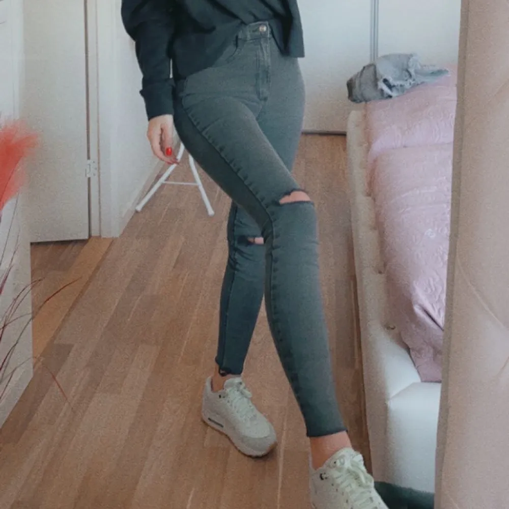 Zara jeans i storlek 34. Svarta-grå jeans som enkelt kombineras, i bra skick. Kontskta mig för flera bilder 😊💞Kolla på min profil  💞✨😊 . Jeans & Byxor.