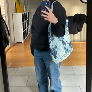Väska i batik  - Skitsnygg jeans väska i batik. Rymlig väska som är perfekt att ha till skolan. Ett enkelt sätt att få en outfit att bli lite extra💙💙💙