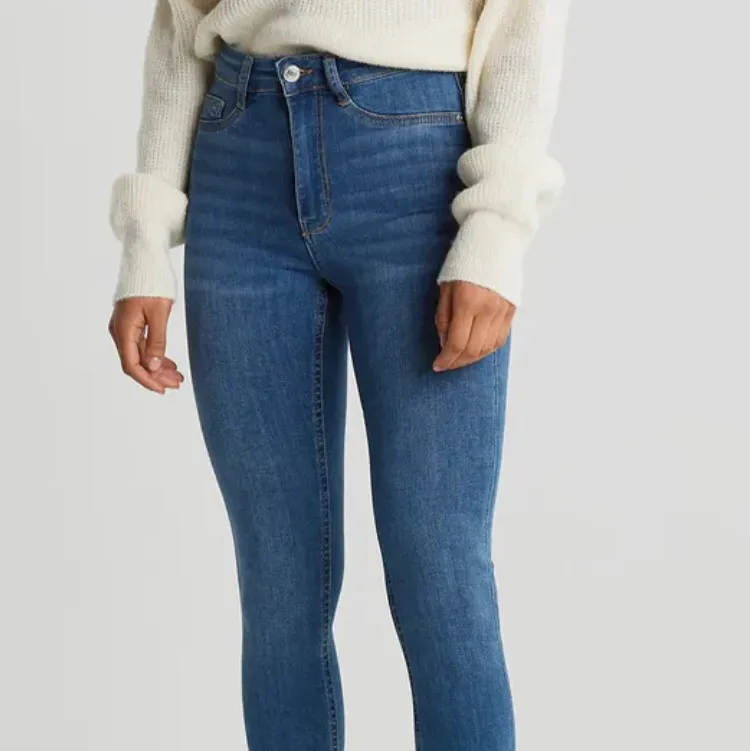 Molly highwaist jeans från Gina Tricot i storlek S. De är använda några gånger, men i bra skick, köparen står för frakt🥰. Jeans & Byxor.