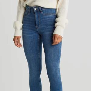 Molly highwaist jeans från Gina Tricot i storlek S. De är använda några gånger, men i bra skick, köparen står för frakt🥰