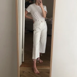 River Island vita jeans  - River Island white cropped jeans. Perfect for spring and summer! Only slightly used. 