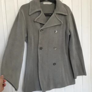 Kappa - Stickad kappa från Anna holtblad i storlek S med knappar framtill och detaljer i ryggen som ger en fin passform, lite kortare modell och passar bra på våren/hösten🌸✨