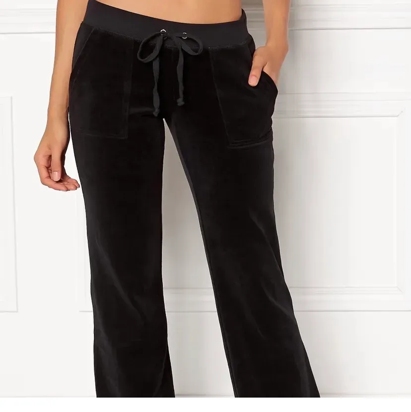 ¡¡Intressekoll!! svarta mjukisbyxor från juicy couture i storlek M. Jag bär vanligtvis XS/S/36 och dessa sitter bra om jag knyter dem hårt. Buda från 150kr + frakt, säljer endast vid bra bud❤️ (jag är 173cm) bud: 400kr + frakt. Jeans & Byxor.