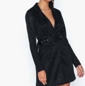 Ny klänning - Ny klänning med lapparna kvar. Passade inte mig oh glömde skicka tillbaka den. Nypris ca 700kr. Stl 38 men skulle säga 36