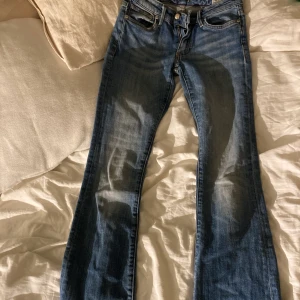 lågmidjade jeans - lågmidjade jeans med lite bootcut men mest raka! ifrpn crocker💛🧡💚🤎🖤💜 bra längd på mig som är 165cm