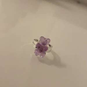 Gummibjörns ring! - Denna superfina ring kostar endast 25kr (gratis frakt) har endast en lila gummibjörns ring i lager! Så passa på