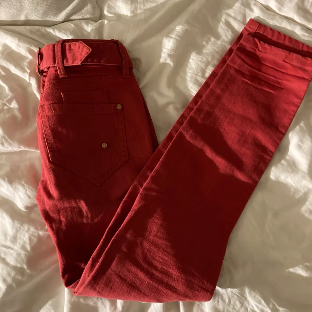 röda raka långa jeans! super fina och går att justera i midjan!💗 låg midjade!! ❤️❤️❤️. Jeans & Byxor.