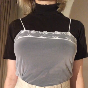 Lingerie topp - Lingerie topp med små söta blommor på längst upp. Genomskinligt nät tyg. Köpt på second hand men endast provad av mig. Står ingen storlek men sitter tight över bröstet på mig men lös kring midjan som är vanligtvis en storlek S