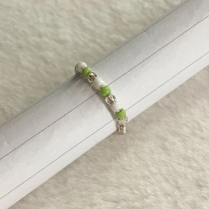 Ring  - Pris: 25 kr   Färg: genomskinlig, ljusgrön, vit   Material: silvrig ståltråd (ej äkta silver), vit, ogenomskinlig, ljusgrön  plast pärlor  Storlek: Omkrets ca 51 mm   Diameter ca 18 mm  ❗️Frakt ingår ej❗️ Skriv privat vid köp!💞